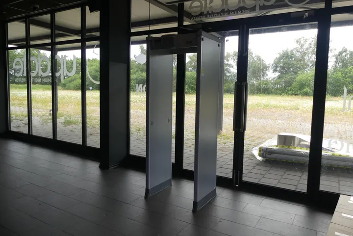 ceia - Metalldetektor Torbogen/Einhausung/Durchgang mit HI-PE Multi Zone Metal Detector Maße in cm ca. 82 x 60 x 225